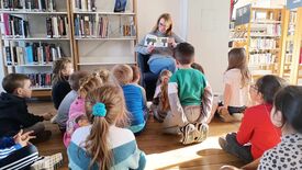 Groupe d'enfants assistant à un atelier lecture à la médiathèque
