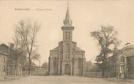 L’église vers 1930. A gauche, une vue partielle de la maison occupée par des sœurs infirmières engagées par la Compagnie pour assurer les soins aux mineurs et à leurs familles.