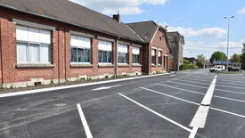 Photo extérieure de l'École maternelle Paul LANGEVIN prise depuis le parking.