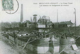 Fin XIXème s., à la gare d’eau, qu’on appelait Rivage. Ces péniches en bois sont chargées à l’aide de paniers en osier par des jeunes filles. Un travail de forçat mal rémunéré. Cependant, ces filles garderont un bon souvenir tant la solidarité et la convivialité étaient fortes entre elles.