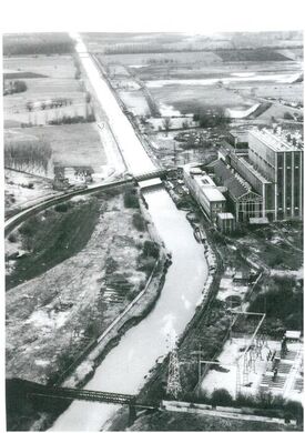 Le pont de Thiers et la centrale thermique (1950). Les trois ponts qui enjambent l’Escaut n’existent plus. Au premier plan, c’est un pont étroit qui permet d’acheminer les stériles vers le terril. Le deuxième pont à la fois ferroviaire et à circulation routière mène au quartier des Bruilles et à Onnaing. Tout en haut de la photo, c’est un pont ferroviaire qui se trouve sur la ligne SNCF Blanc-Misseron - Saint Amand.