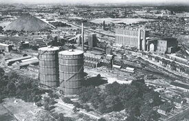 Le paysage minier de Thiers. La vue prise en juin 1957 vers l’ouest rassemble sur un même cliché toutes les activités liées à la mine : la fosse et ses chevalements, la centrale thermique, la cokerie, l’usine         chimique Kühlman et ses deux gazomètres, le rivage et le terril.