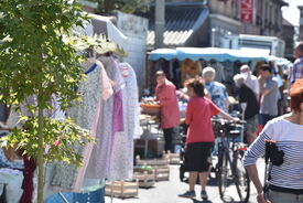 Photo du marché de la place des Farineau depuis de le trottoir de la boulangerie de la place.