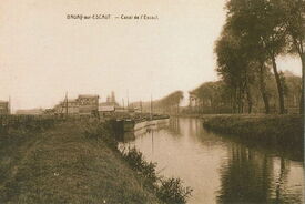 Vers 1930, toujours sur la rive gauche, des péniches attendent pour entrer dans le rivage de Thiers et y recevoir leur chargement de charbon.