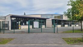 Photo de l'école prise depuis la rue Joseph Deflines
