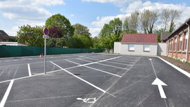 Photo du parking de l'École maternelle Paul LANGEVIN prise depuis le boulevard Leo Lagrange.