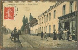 La maison HENNETON-BOUTROUILLE, fondée en 1860, est d’abord un magasin d’alimentation avec une petite mercerie.