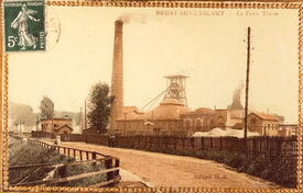 La fosse Thiers vers 1900. Elle est située sur un faisceau de charbon demi-gras. Celui-ci brûle régulièrement avec de belles flammes alors que le charbon maigre anthraciteux de la fosse La Grange toute proche brûle avec peu de flammes.