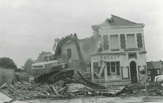 Juillet 1992 : L’ancien bureau s’effondre sous l’action impitoyable du bulldozer.
