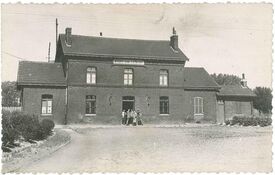 Vue extérieure vers 1950. Les années 80 voient s’accélérer les fermetures de fosse et le rapide démantèlement du réseau.
