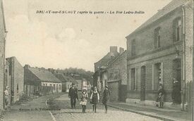 La rue Ledru-Rollin en 1920 : c’est l’ancien chemin de Saint-Amand à Condé qui longe le bois ( lieu-dit : Loncqu’el bos).