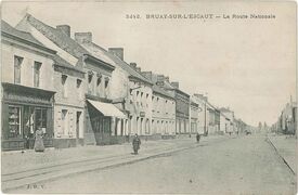 Pillé lors de l’évacuation en 1940, le magasin rouvre après-guerre en se consacrant uniquement à la confection, la mercerie et la lingerie.