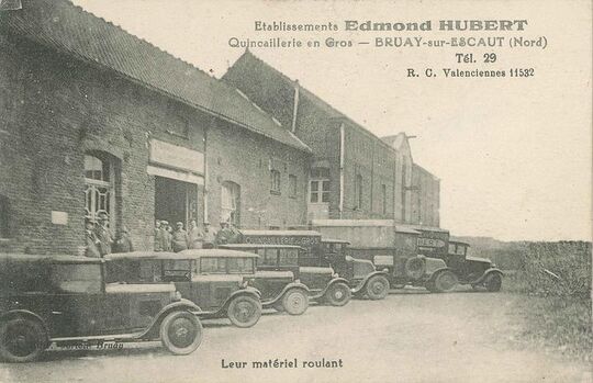 La brasserie Lambert. Edmond Hubert achète en 1929 l’ancienne brasserie Lambert au lieu-dit les « quatre muids » pour y développer une entreprise de quincaillerie et de ferronnerie.
