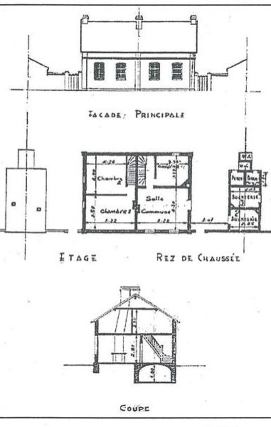 Le terrain utilisé pour cette construction servait de jardin aux garçons du cours supérieur et fin d’études primaires (11 à 14 ans). Ces classes inoccupées viennent d’être démolies conséquence de dégradations et d’incendies (2011).