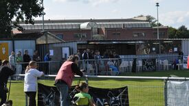 Photo du terrain de football du complexe avec ses gradins