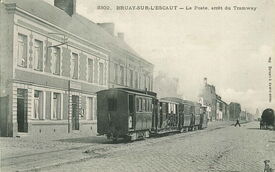 Le tramway à vapeur : Après le succès de la première ligne Valenciennes-Raismes (1880), on procède à la mise en service d’une seconde ligne jusque Bruay (1881).
