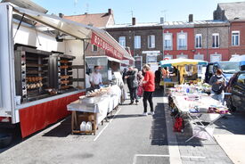 Photo du marché sur la place des Farineau côté mairie.