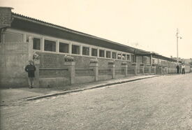 A partir de 1953, les effectifs des écoles explosent, conséquence du retour des prisonniers de guerre en 1945.