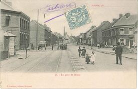 Le cliché, daté de 1904, situe l’endroit où le canal du Jard passe sous la route nationale par une voûte en briques (Tirets rouges). Celle-ci sera remplacée en 1986 par deux gros tuyaux de diamètre 2 000.