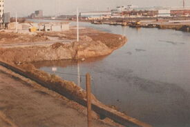 L’ancien Pont des Vaches vient d’être démantelé. On modifie le tracé du canal et on l’élargit. En haut à droite, Vallourec occupe l’emplacement de l’ancien Bois du Président. Au fond, la centrale thermique de Thiers vit ses dernières heures (arrêt en 1981).