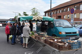 Photo de marché de Thiers sur la place Henri Durre 