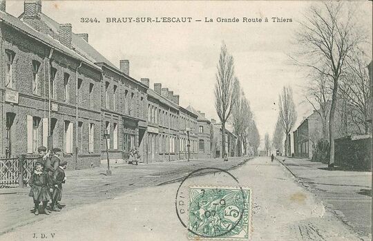 La Barrière (oblitération 1907). Le passage à niveau est équipé de barrières roulantes. Rattaché à la ligne principale Somain-Péruwelz, cet embranchement dessert les fosses Thiers et Cuvinot et fait la jonction avec le réseau de la Compagnie du Nord à Saint-Saulve (SNCF de nos jours).
