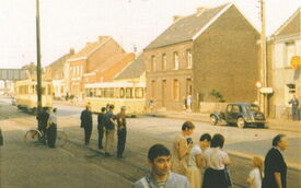 Le passage du tramway à l’autobus. Il se fait progressivement de 1961 à 1972. La souplesse de l’autobus va permettre de desservir de nouvelles communes.