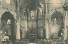 L’intérieur de l’église. De style gothique, son chœur est entouré de deux absides. Au début, il n’y a pas de vitraux, le mobilier est sommaire. Par la suite, grâce à la générosité des paroissiens, l’intérieur s’enrichira peu à peu.