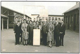 L’autre cliché date de 1965. Les membres de l’amicale laïque sont rassemblés pour la remise  du premier lot de la tombola : un réfrigérateur.