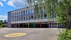 Photo globale de l'école Monet prise depuis la cour de récrée.